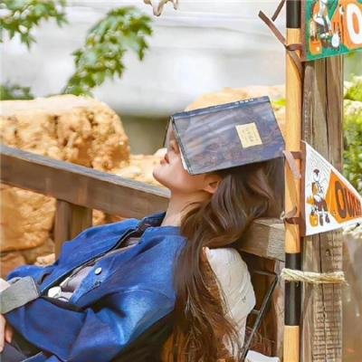 坐在酒吧里吃蛋糕